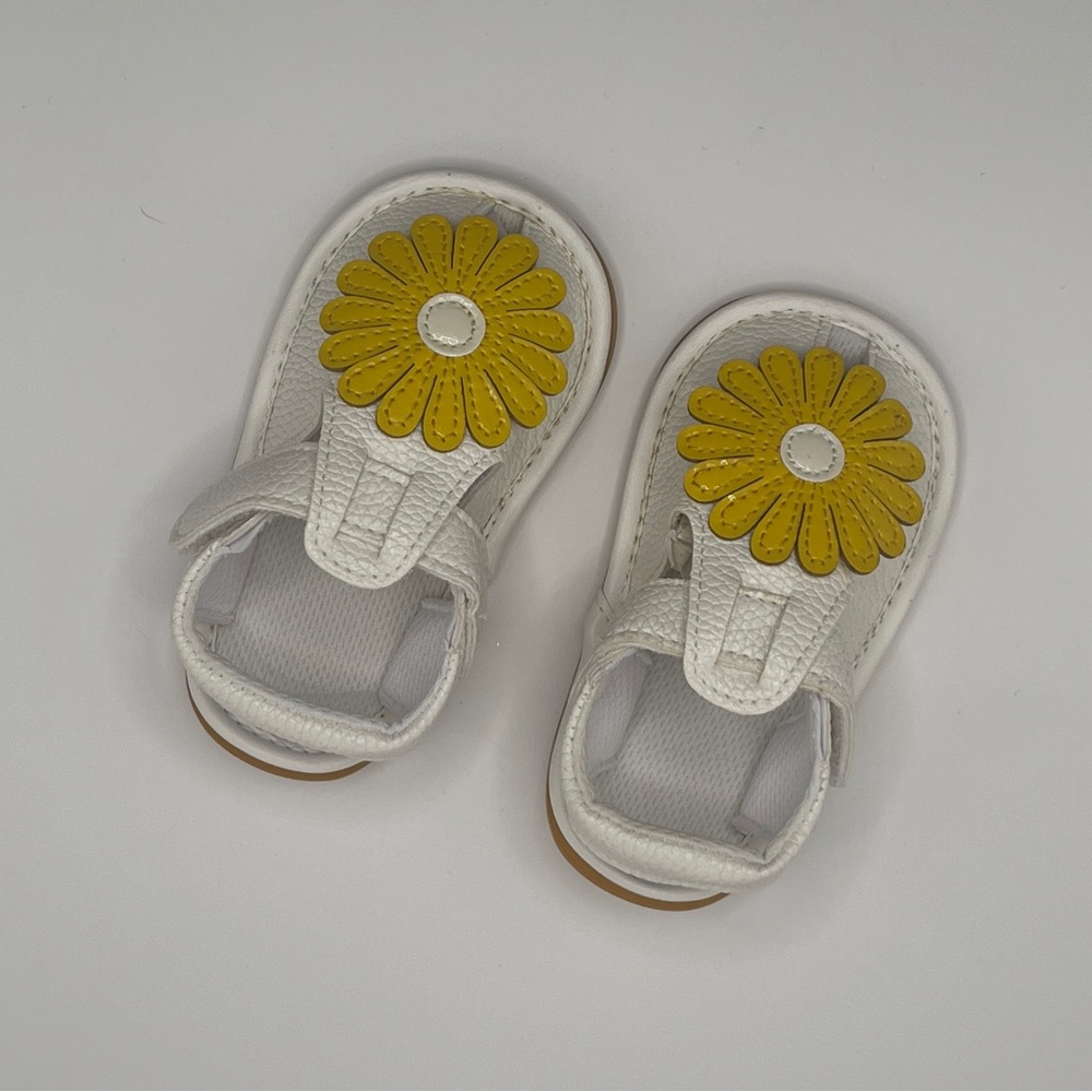 SALE 4/$20 Trendy Boutique White and Yellow crib Shoes 5 12-18 Months sandals